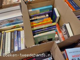 De ruim opgezette boekwinkel van Plukker in Schagen. Boek Boekhandel Plukker.