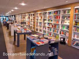 De eindeloze boekenwand in boekhandel Plukker boek Boekhandel Plukker.