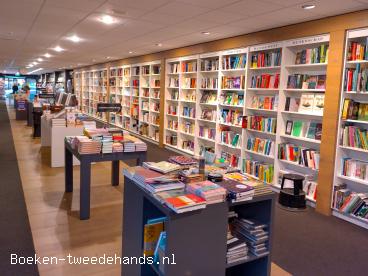 De eindeloze boekenwand in boekhandel Plukker